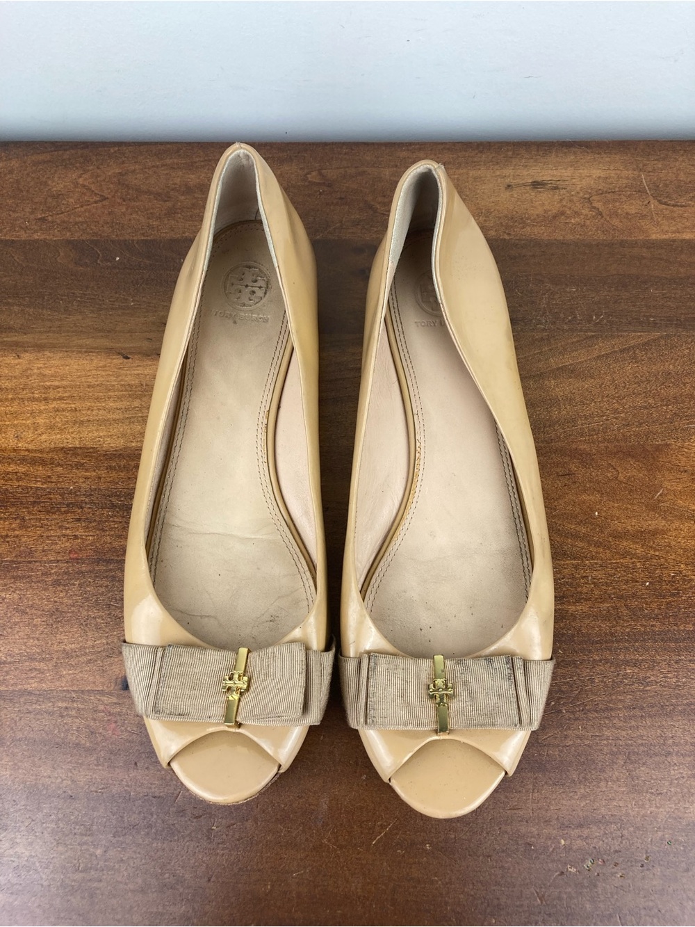 Tory Burch Trudy Open Toe Flats Patent Peep Toe Bow Gold Beige Women’s Size 11M. - Picture 10 of 15